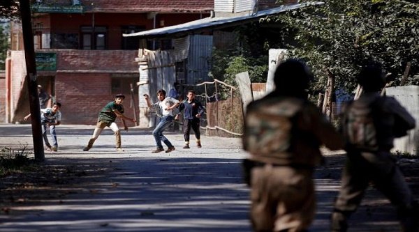 Youths hurl stones towards the Indian police during a protest against the recent killings in Kashmir, in Srinagar September 16, 2016. REUTERS/Danish Ismail