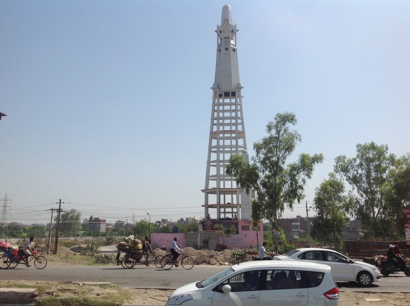  The mandir spire had to abandon the traditional method of construction and instead adopted the one used to build large water tanks to reach the skies. 