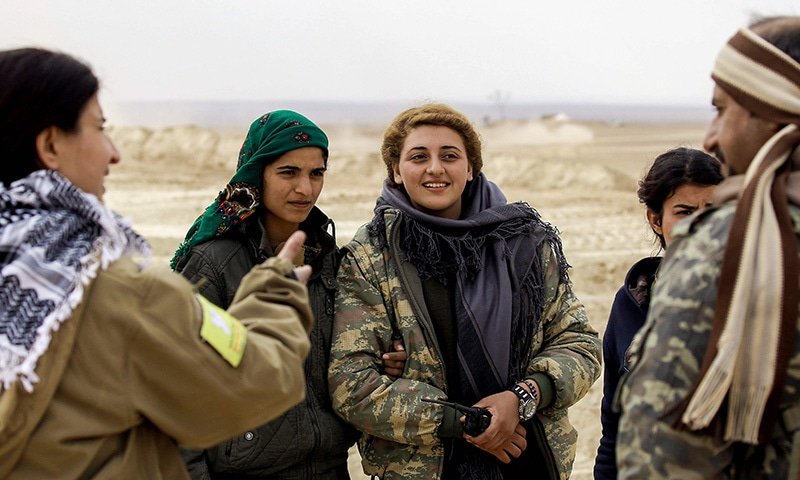 Jihan Cheikh Ahmad, spokeswoman and Arab commander in the Syrian Democratic Forces, talks with other fighters near the village of al-Torshan, 20km on the outskirts of Raqa. ─AFP