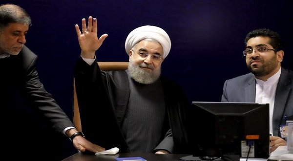 Iranian President Hassan Rouhani (C) waves after he registered for February's election of the Assembly of Experts, the clerical body that chooses the supreme leader, at the Interior Ministry in Tehran December 21, 2015. REUTERS/Raheb Homavandi/TIMA