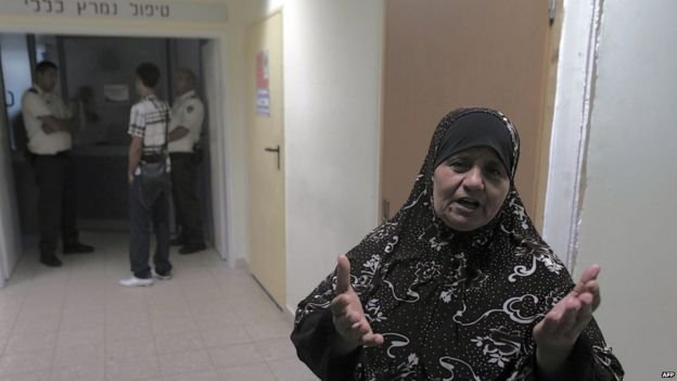 Mohammed Allan's mother speaks to reporters at the Barzilai Medical Center in the city of Ashkelon, (18 August 2015)