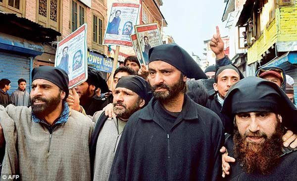 JKLF leader Yasin Malik (in black) leads a protest demanding the return of Afzal Guru’s remains. The Kashmiris may need to learn the trick of realising the self-destructive nature of a violent struggle and understand the rich potential of the form of resistance that would eventually be more sustainable, even if slow.
