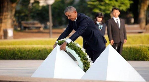 Barack Obama lays a wreath at Hiroshima Peace Memorial Park. (AP Photo)