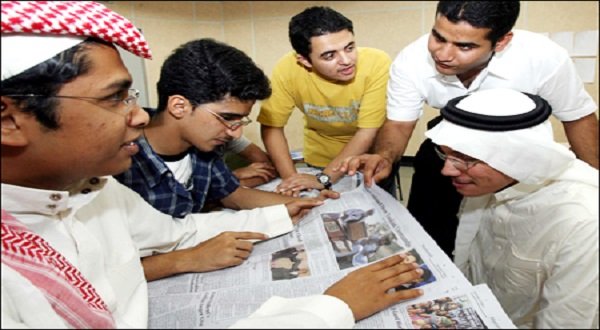 Saudi scholarship students, in South Korea, reading The Korea Times.