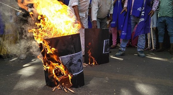 Protesters set fire to containers representing septic tanks cleaning which manual scavengers have and continue to lose their lives even today. Image courtesy: www.youthkiawaaz.com