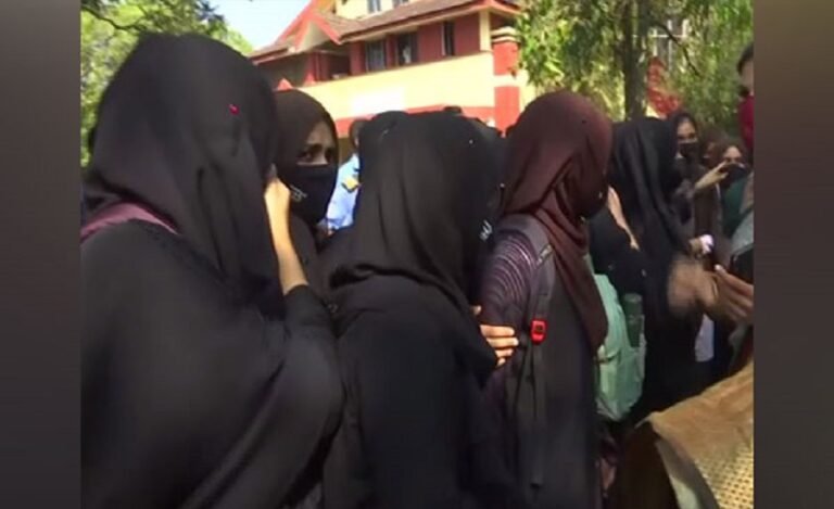 Aligarh College Bans Entry to Girls with Hijab, Turns Away Students