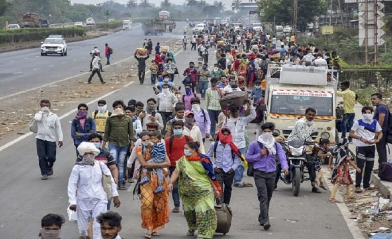 Migrant Workers Afraid of Another Lockdown Leaving Gujarat as Pandemic Woes Stare