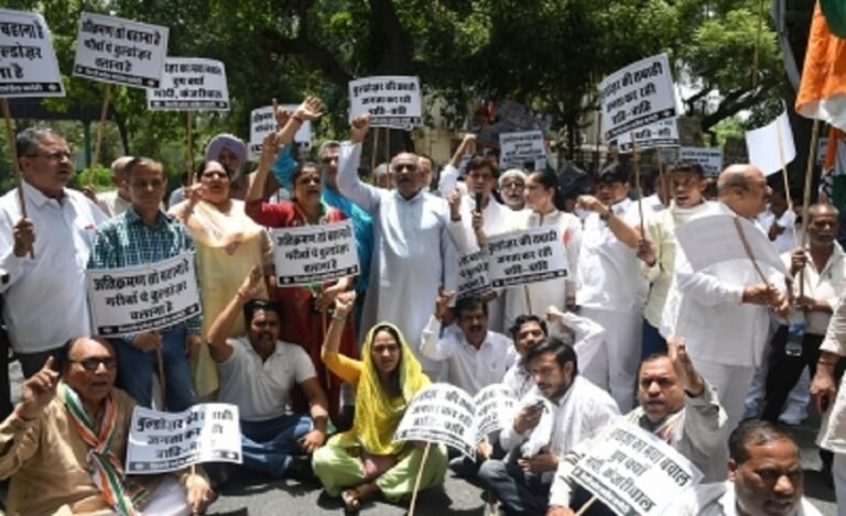 Delhi Congress Protests outside BJP HQ over Demolition Drives