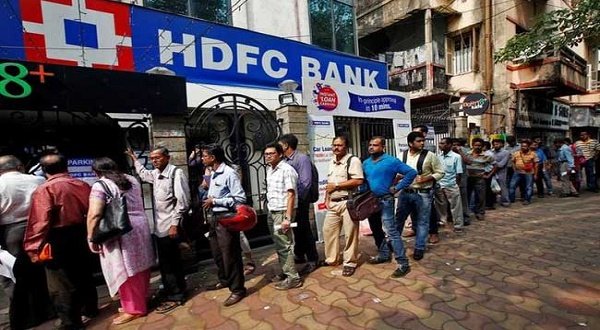 People queue outside a bank in Kolkata to exchange old notes. Credit: Reuters  