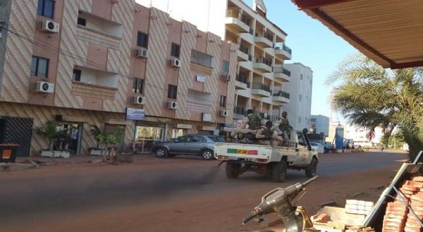 Security forces drive near the Radisson hotel in Bamako, Mali, November 20, 2015. Gunmen shouting Islamic slogans attacked a luxury hotel full of foreigners in Mali's capital Bamako early on Friday morning, taking 170 people hostage, a senior security source and the hotel's operator said. REUTERS/Adama Diarra
