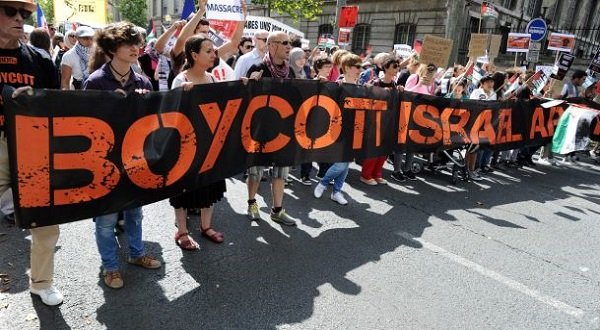 Protesters hold a banner that reads 'Boycott Israel' during a pro-Palestinian demonstration in Paris on August 2, 2014.AFP