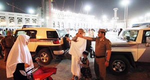 HELPING HAND: A security officer guides a family near the Grand Mosque in Makkah. (AN photo by Ahmed Hashad-arabnews)