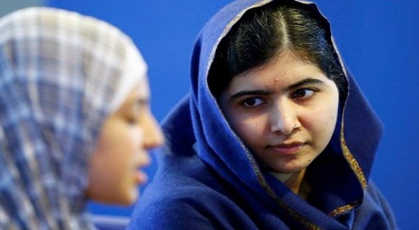 Malala Yousafzai (R) listens to 17 year old Syrian refugee Muzoon Almellehan speak to journalists at the City Library in Newcastle Upon Tyne, Britain December 22, 2015. REUTERS/Darren Staples