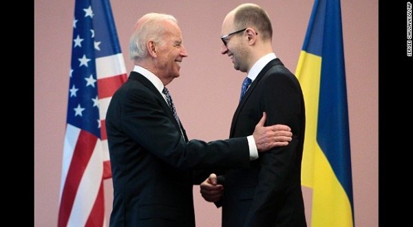 US Vice President Joe Biden, left, talks with Ukrainian Prime Minister Arseniy Yatsenyuk during a meeting in Kiev, on Tuesday, April. 22, 2014. AP photo.