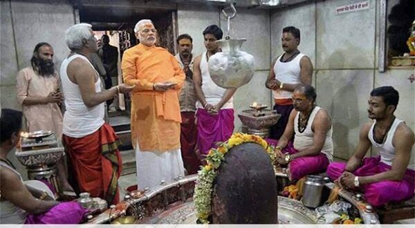 BJP leader Narendra Modi performs rites at Kashi Vishwanath temple before addressing the victory rally in Varanasi on May 17. Image courtesy www.narendramodi.in