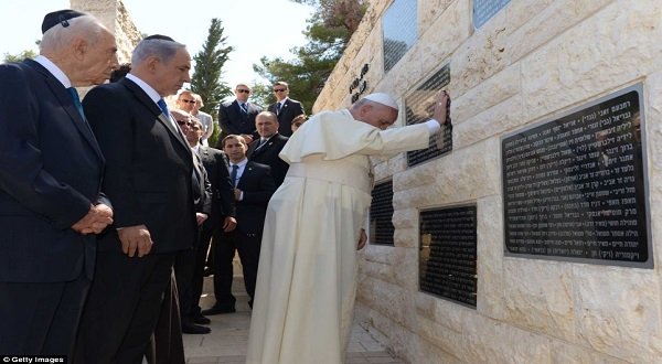 Pope Francis prays for the "victims of terrorism" with Israeli President Shimon Peres (left) and Prime Minister Benjamin Netanyahu, centre, on Mount Herzl. Getty Images 