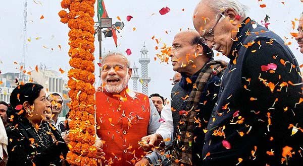 BJP PM candidate Narendra Modi, President Rajnath Singh, senior leaders LK Advani and Sushma Swaraj hoisting the party flag during BJP National Council Meet in New Delhi. Photo by Pankaj Nangia