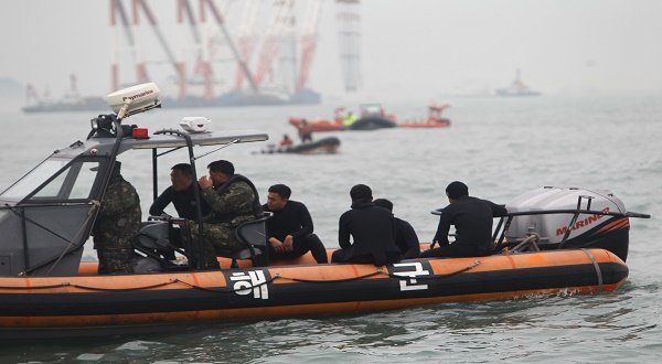 South Korean coast guard and navy divers prepare to dive near the capsized ferry in Jindo on April 18, 2014. Xinhua