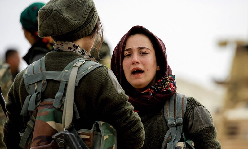 Batul, a 21-year-old female Arab fighter among the Syrian Democratic Forces, talks to a comrade of hers. ─AFP