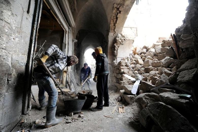 FILE PHOTO: Volunteers sorting through the rubble in Khan Gumruk in Aleppo, Syria January 31, 2017.  REUTERS/Omar Sanadiki -