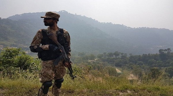 A Pakistani soldier patrols a village in Bhimber near the Line of Control in Kashmir during a media trip organised by the Pakistani army on October 1, 2016 (AFP Photo/Issam Ahmed)