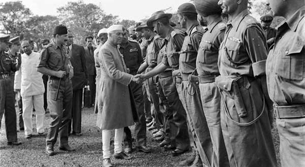 Former Prime Minister Pandit Jawaharlal  Nehru Interacting with Army Personnel at Charduar on November 1962. (Photo Courtesy: DPR-MOD / intoday.in)