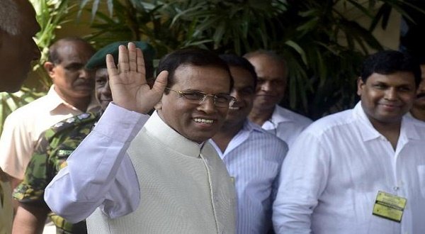 Sri Lanka's newly elected president Maithripala Sirisena (centre) waves on his arrival at the election commission office in Colombo, on January 9, 2015 ©Munir Uz Zaman (AFP) 