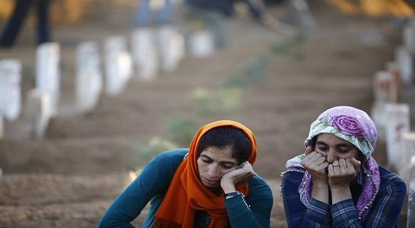 Turkish Kurdish women mourn during a funeral near the graves of Kurdish fighters killed during clashes against Islamic State in the Syrian town of Kobani, at a cemetery in the southeastern town of Suruc, Sanliurfa province October 24, 2014. REUTERS/Kai Pfaffenbach