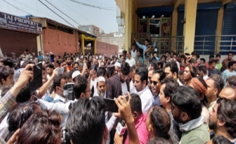 Demolition Drive: Protest Begins in Delhi’s Madanpur Khadar, Amanatullah Khan on Spot￼