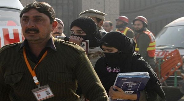 A rescue worker guides students, after they were rescued in a militant attack at Bacha Khan University, in Charsadda, Pakistan, January 20, 2016. REUTERS/Fayaz Aziz