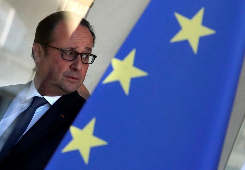 French President Francois Hollande walks to his office at the Elysee Palace in Paris, France, following the weekly cabinet meeting, October 12, 2016. REUTERS/Philippe Wojazer