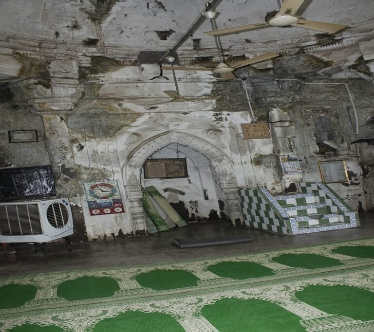 Maharashtra: Historical Mosque Sealed in Erandol After Hindutva Group Claims Land